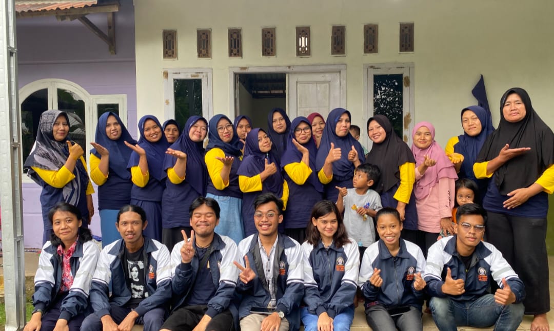 Perluas Pangsa Pasar Online, Mahasiswa Tim I KKN UNDIP Berikan Pelatihan Memulai e-commerce bagi Kelompok Wanita Tani Simadu Jaya