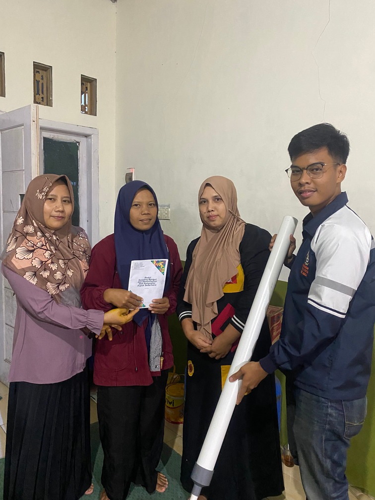 Tim 1 KKN UNDIP Kenalkan Teknologi Pertanian Anti Sakit Pinggang Kepada KWT Simadu Jaya