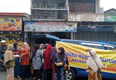 Jumat Berkah DWP Kecamatan Moga bagikan 50 Nasi Box di depan Pasar Moga